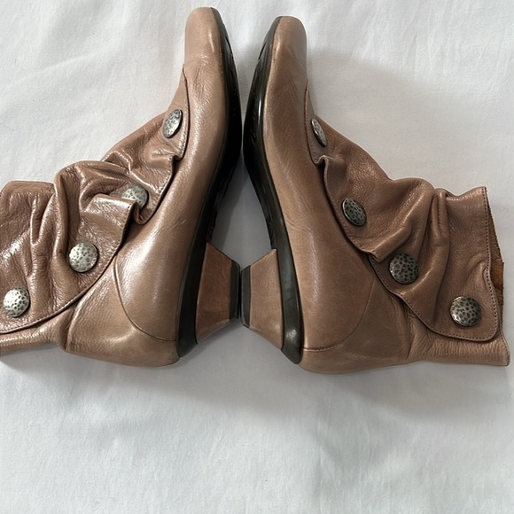 Eric Michael Web Shoemakers Tan Leather SoHo Booties - Picture 10 of 11